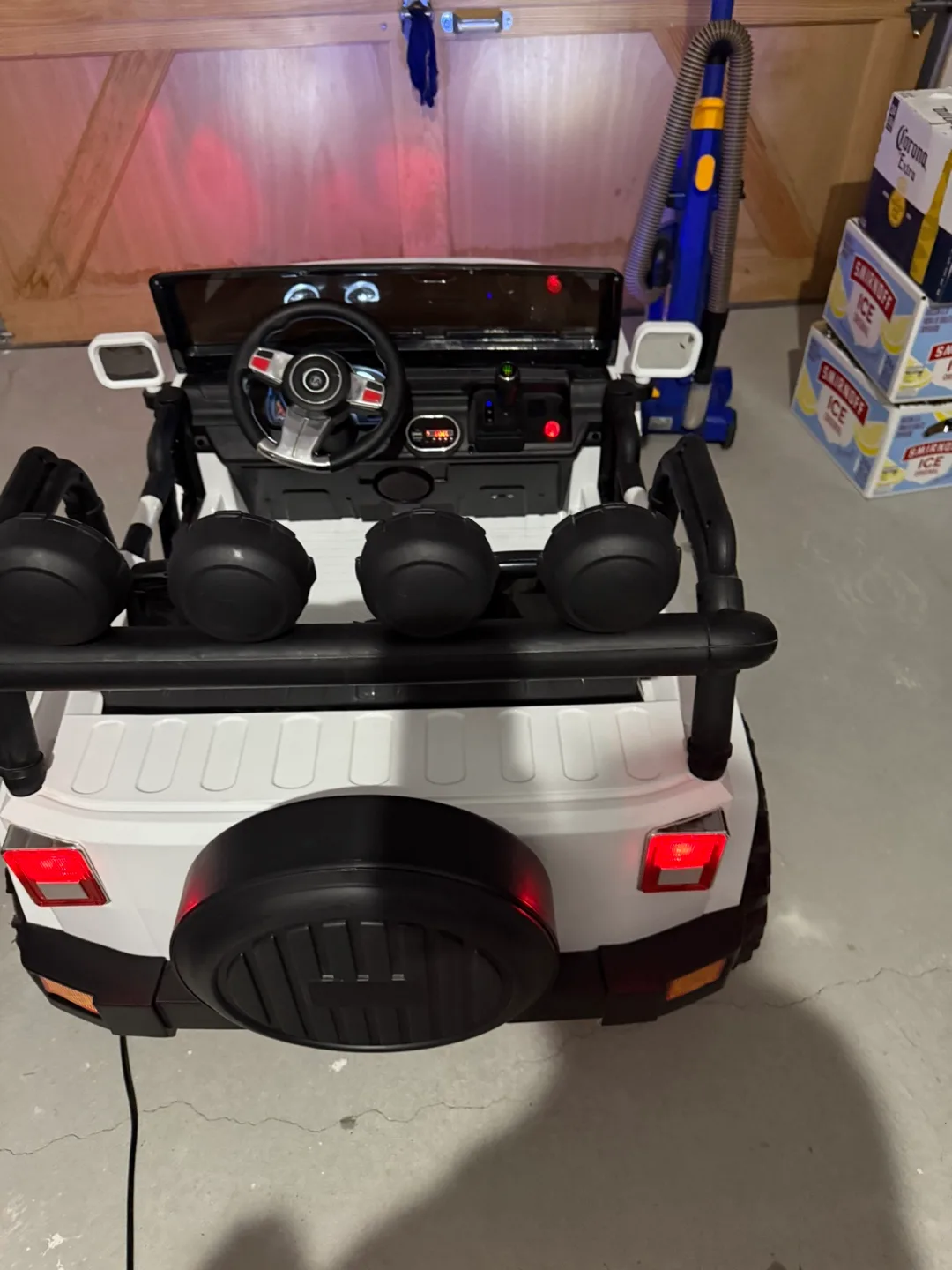 Kids White Ride On Jeep image indicator(3)