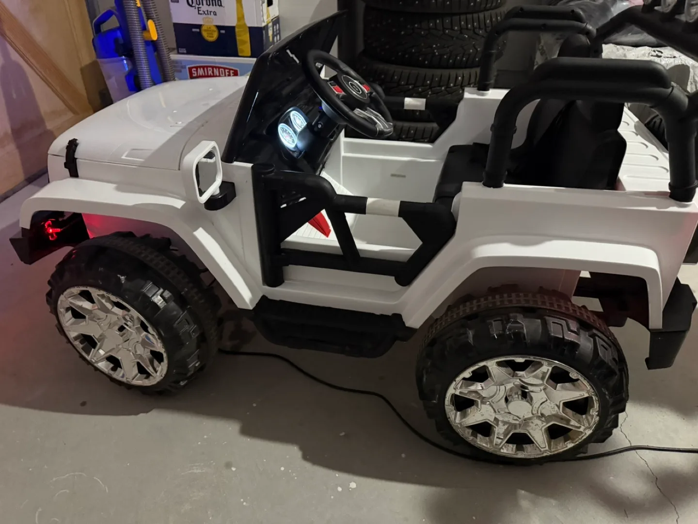 Kids White Ride On Jeep image indicator(4)