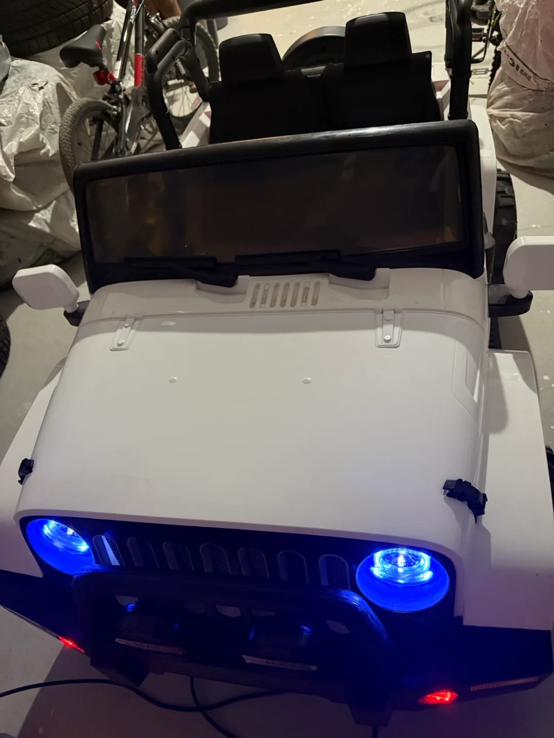 Kids White Ride On Jeep image indicator(2)