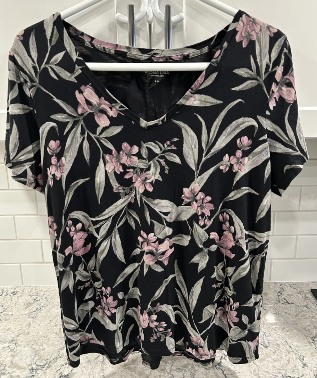 Women’s Larger Floral Print T-Shirt (Size L) thumbnail