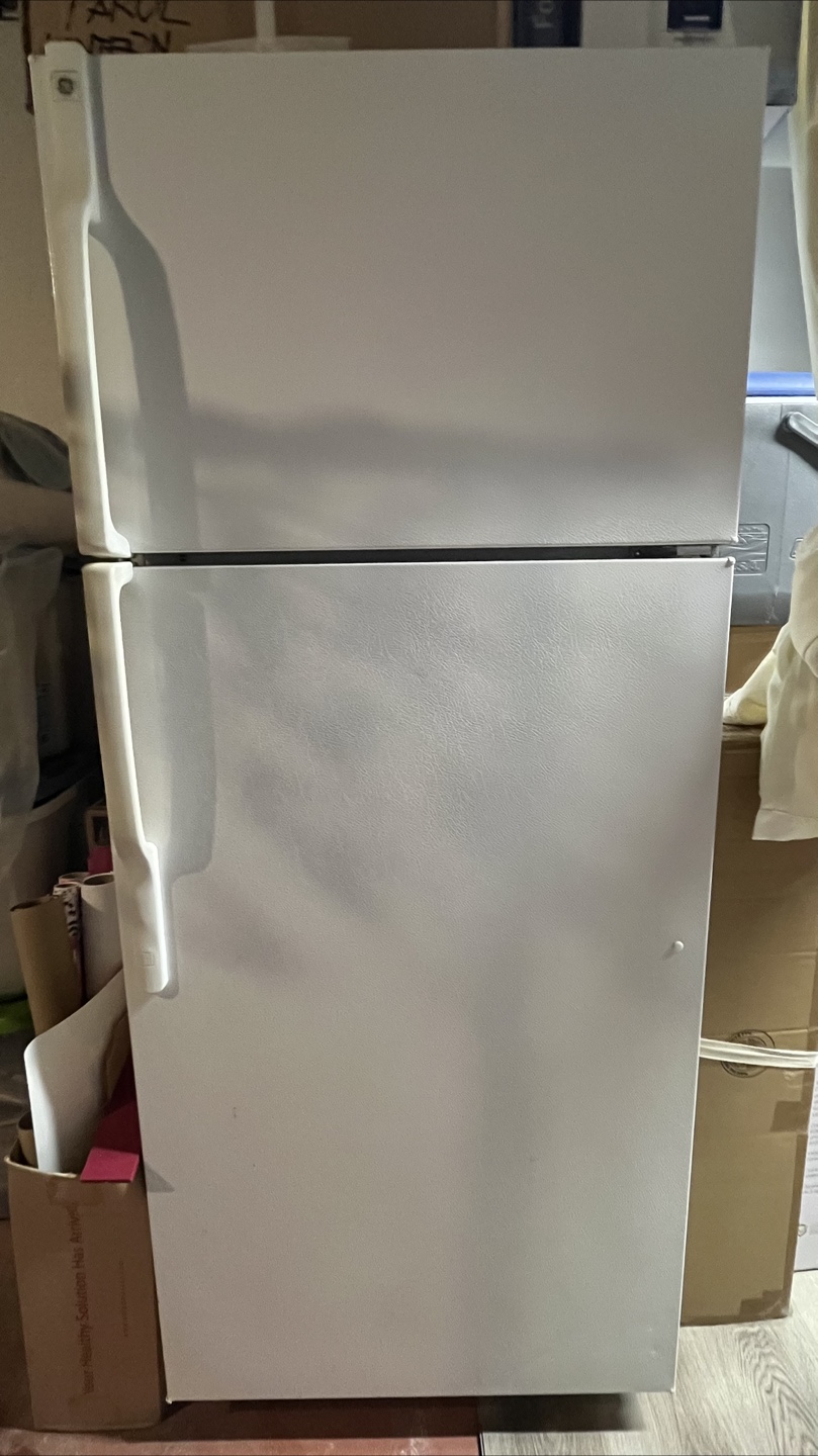 GE White Top Freezer Refrigerator - photo 2