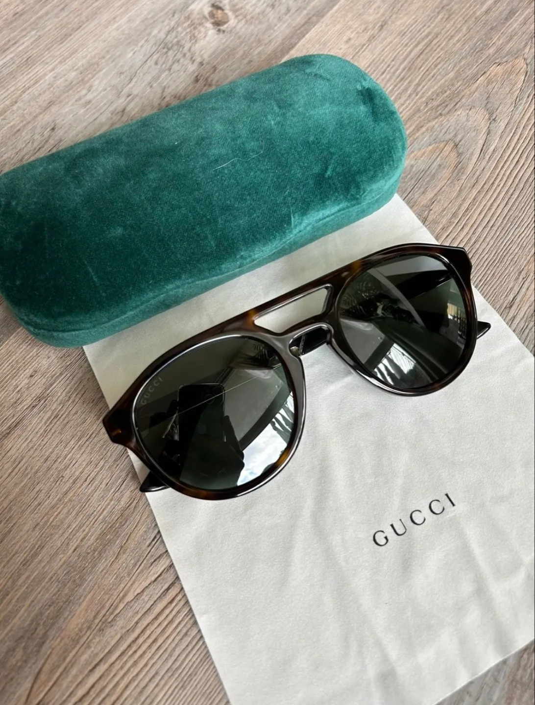 GUCCI Sunglasses with Case image indicator(4)