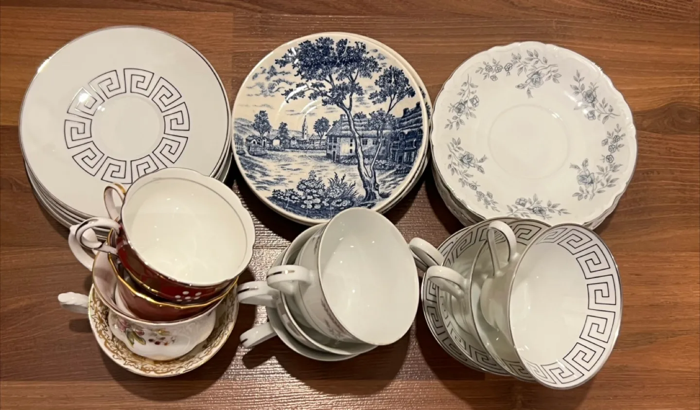 Vintage Tea Cups & Saucers thumbnail