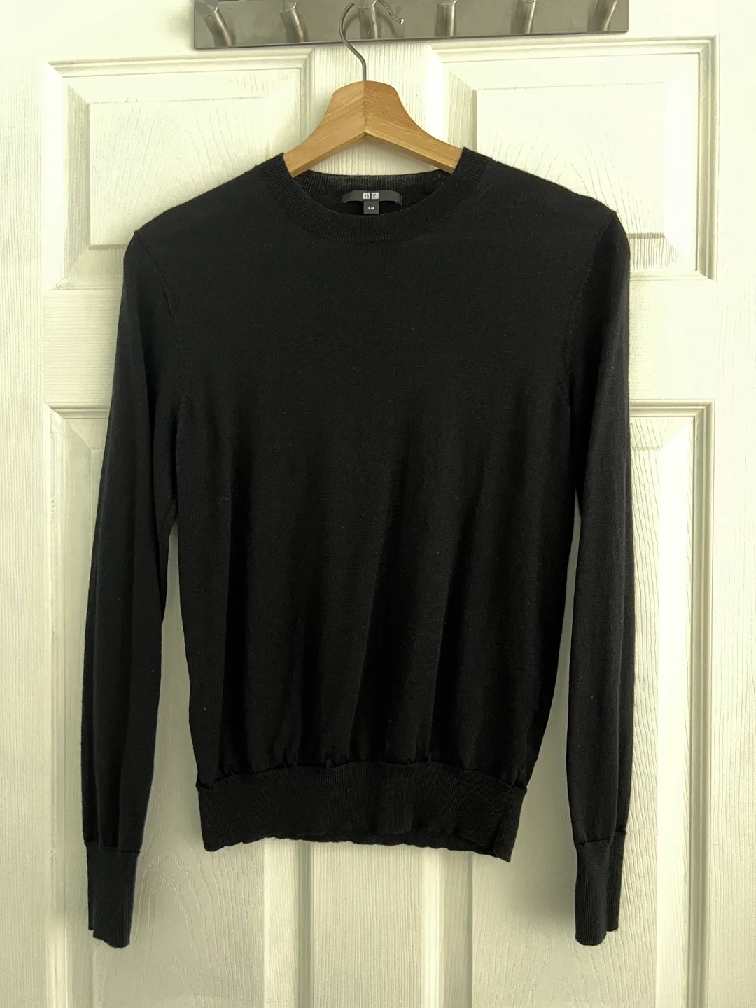 Uniqlo Women’s Black Crew Neck Sweater - Size S thumbnail