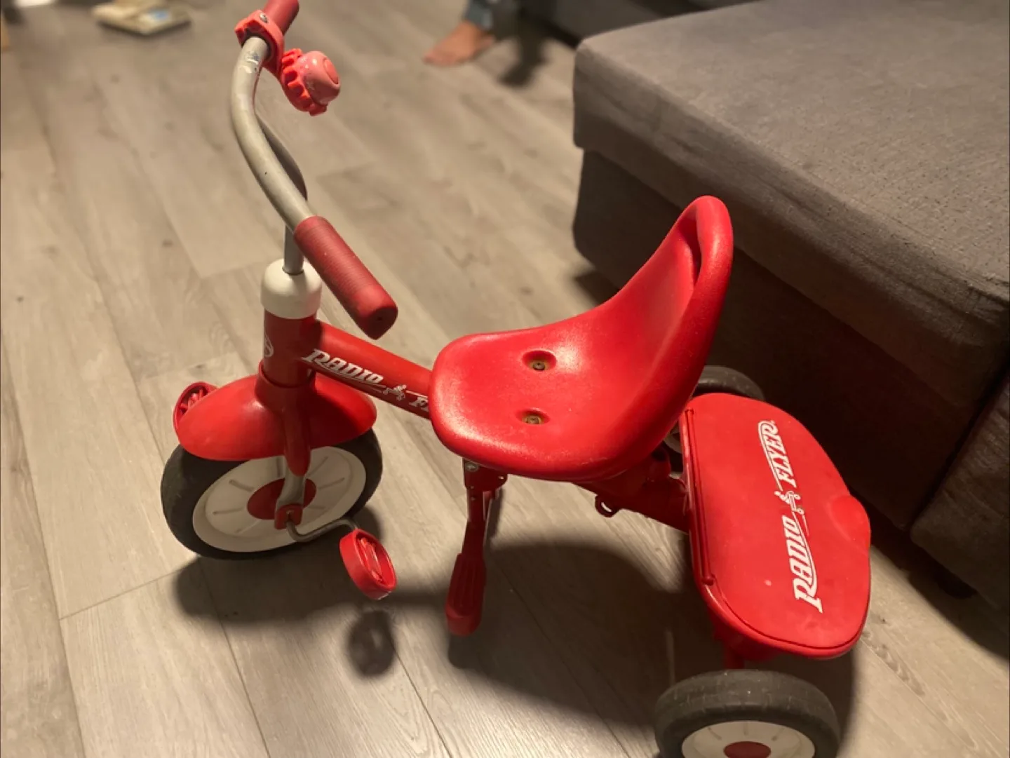 Radio Flyer Red Tricycle image indicator(3)