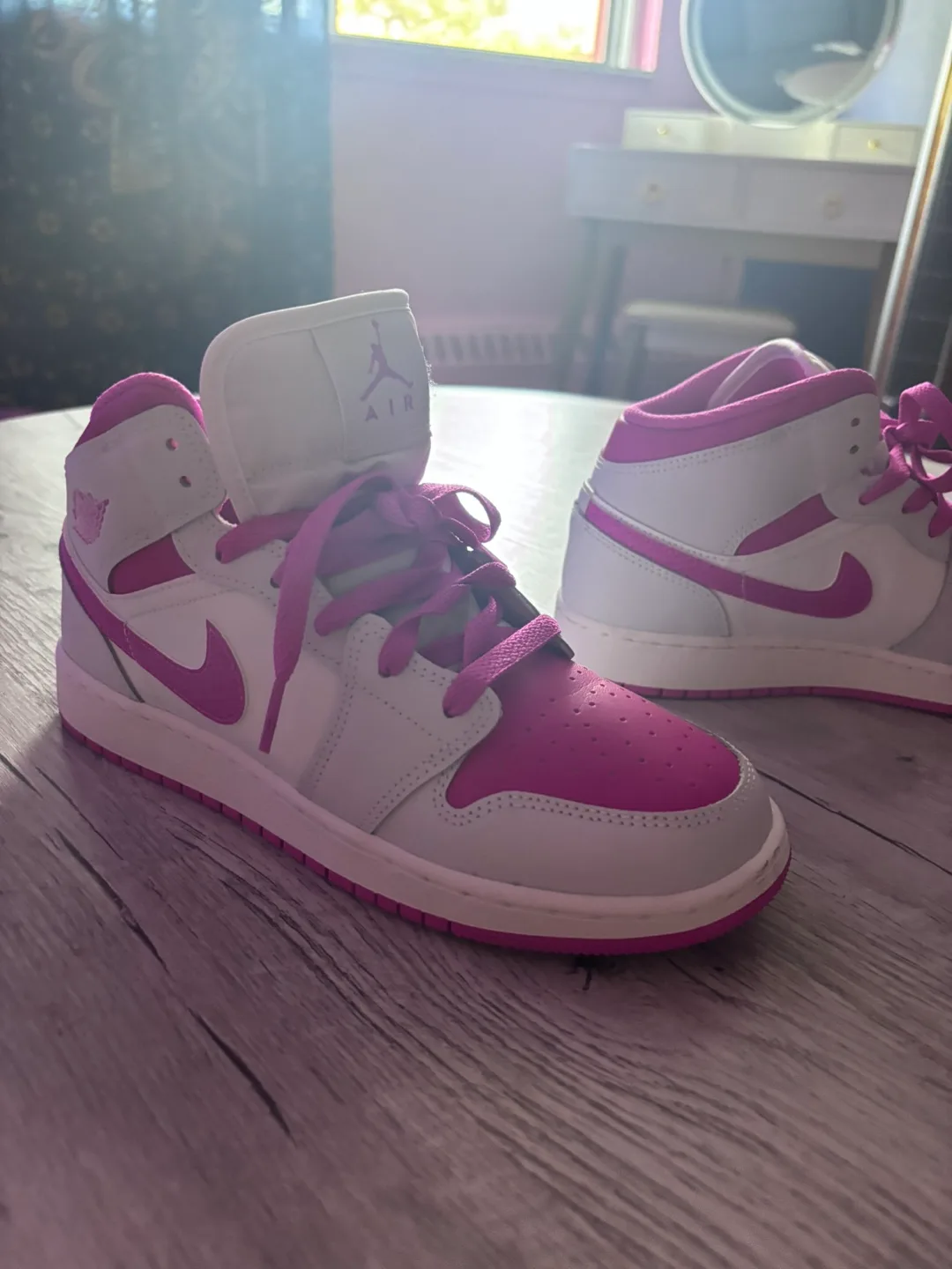 Nike Air Jordan 1 Mid, Youth Size 6Y thumbnail