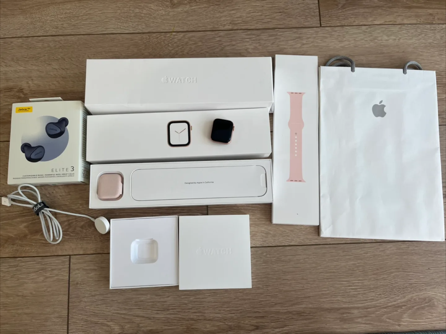 Apple Watch S4 Gold Alum 40mm (Used) + Jabra Elite 3 (New)🇨🇦🍁 thumbnail