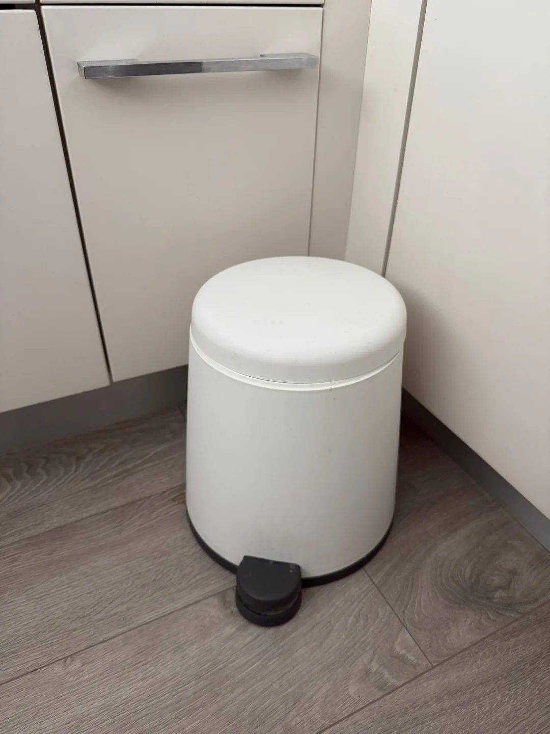 White Step-On Waste Bin thumbnail