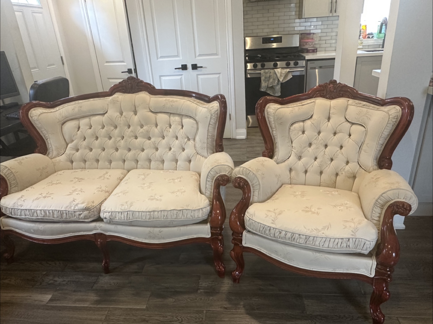 Antique Style Round Coffee Table & Sofa Set - photo 3
