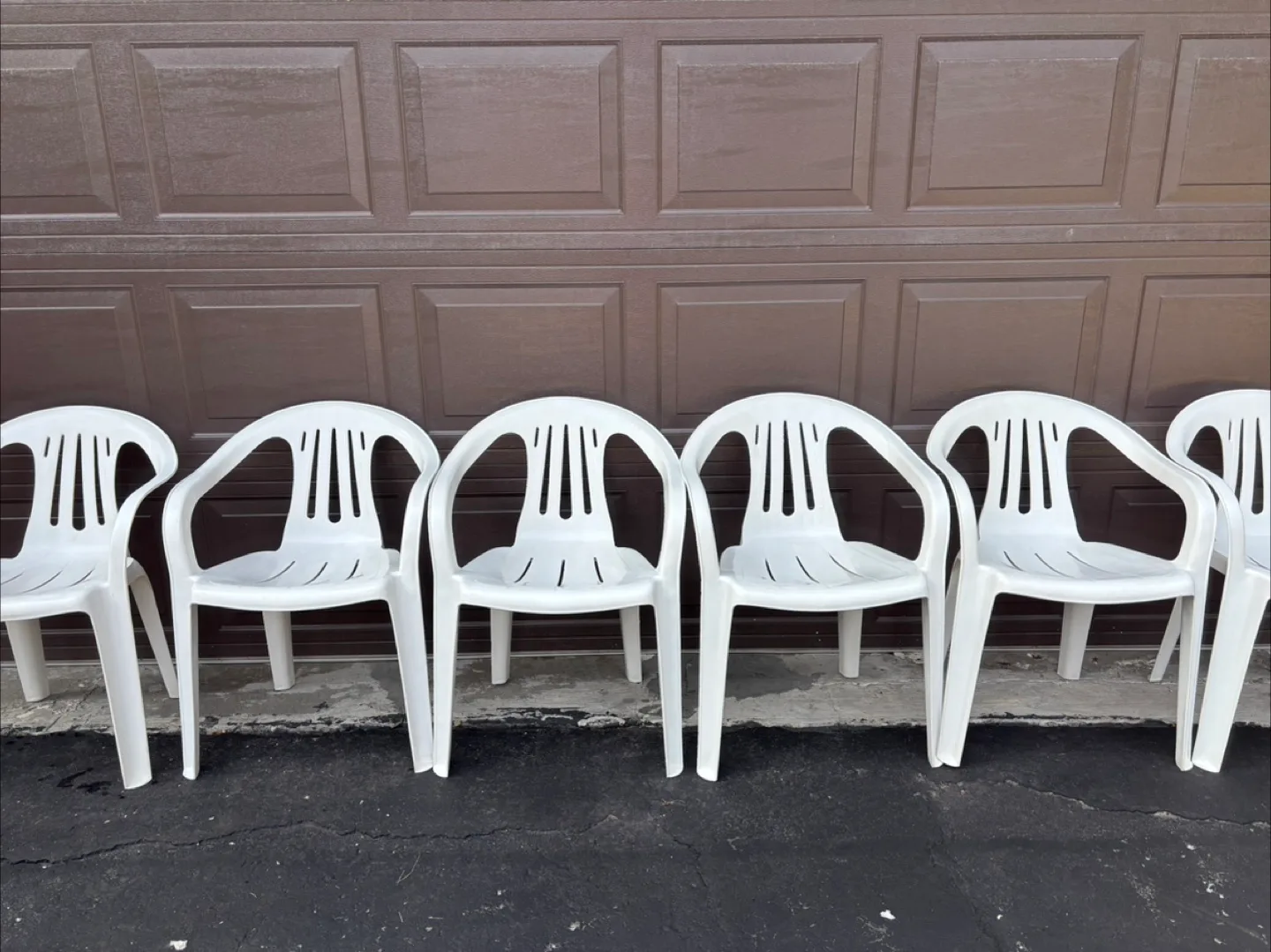 🇨🇦White Plastic Outdoor Chairs - Set of 6 thumbnail