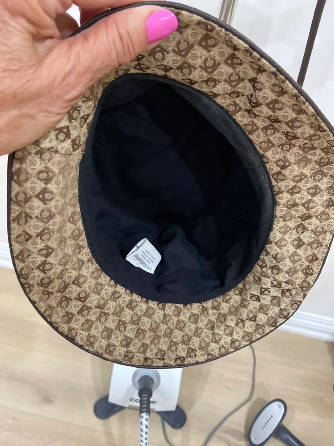 Liz Claiborne Bucket Hat & Crossbody Bag Set image indicator(4)