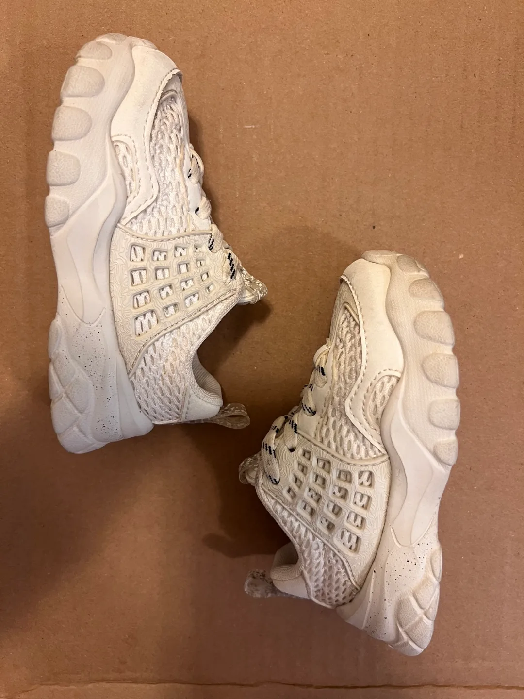 Zara Kids White Sneakers - Size 22 image indicator(3)