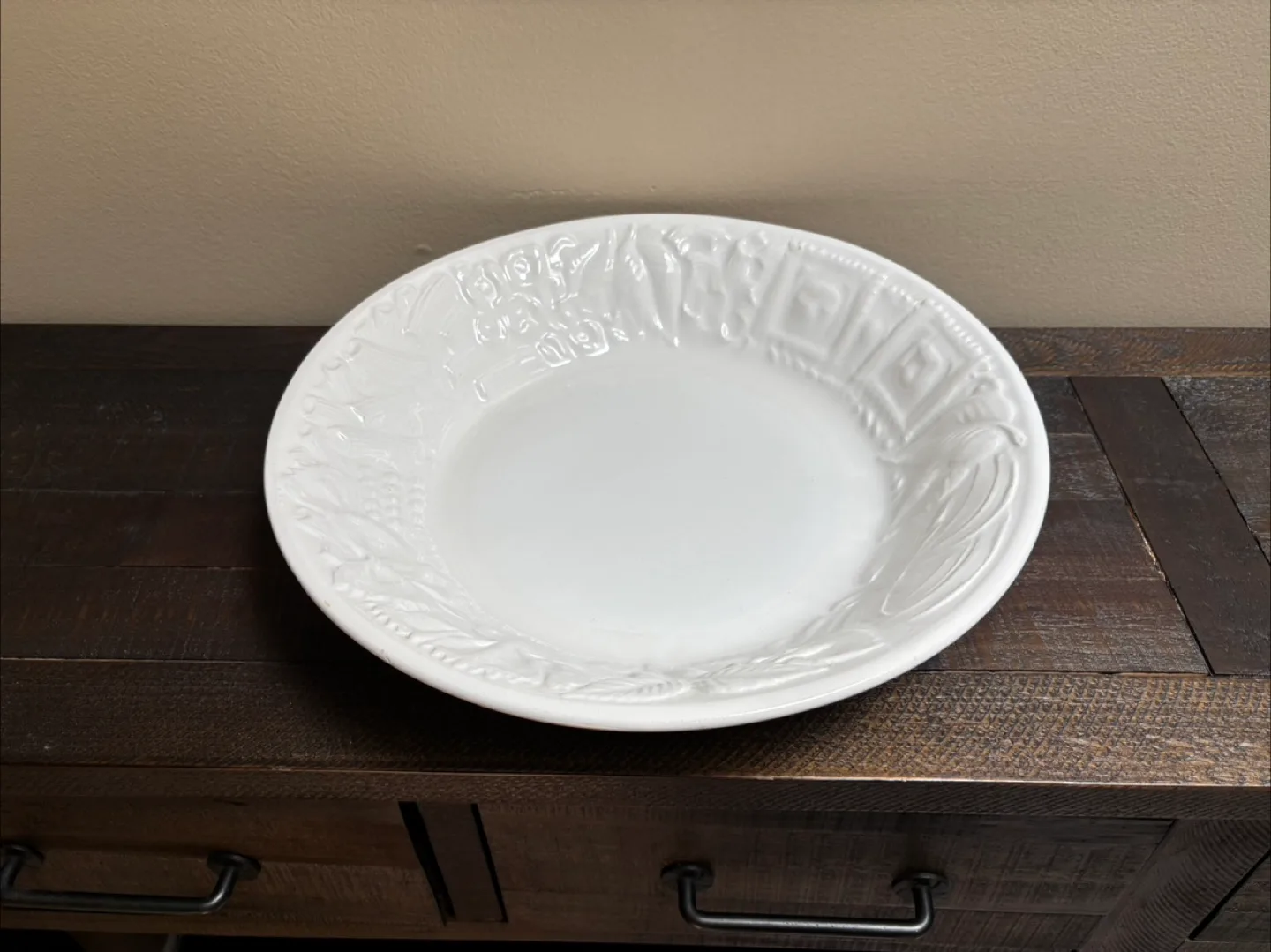 🇨🇦White Embossed Serving Plate thumbnail