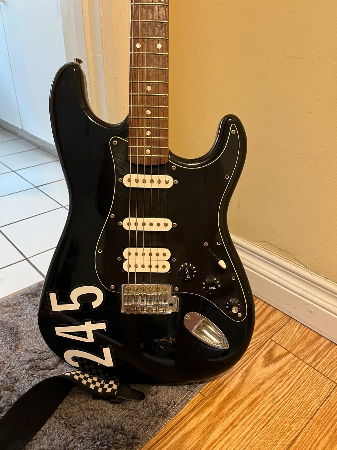 Squier Stratocaster Electric Guitar - Black image indicator(2)