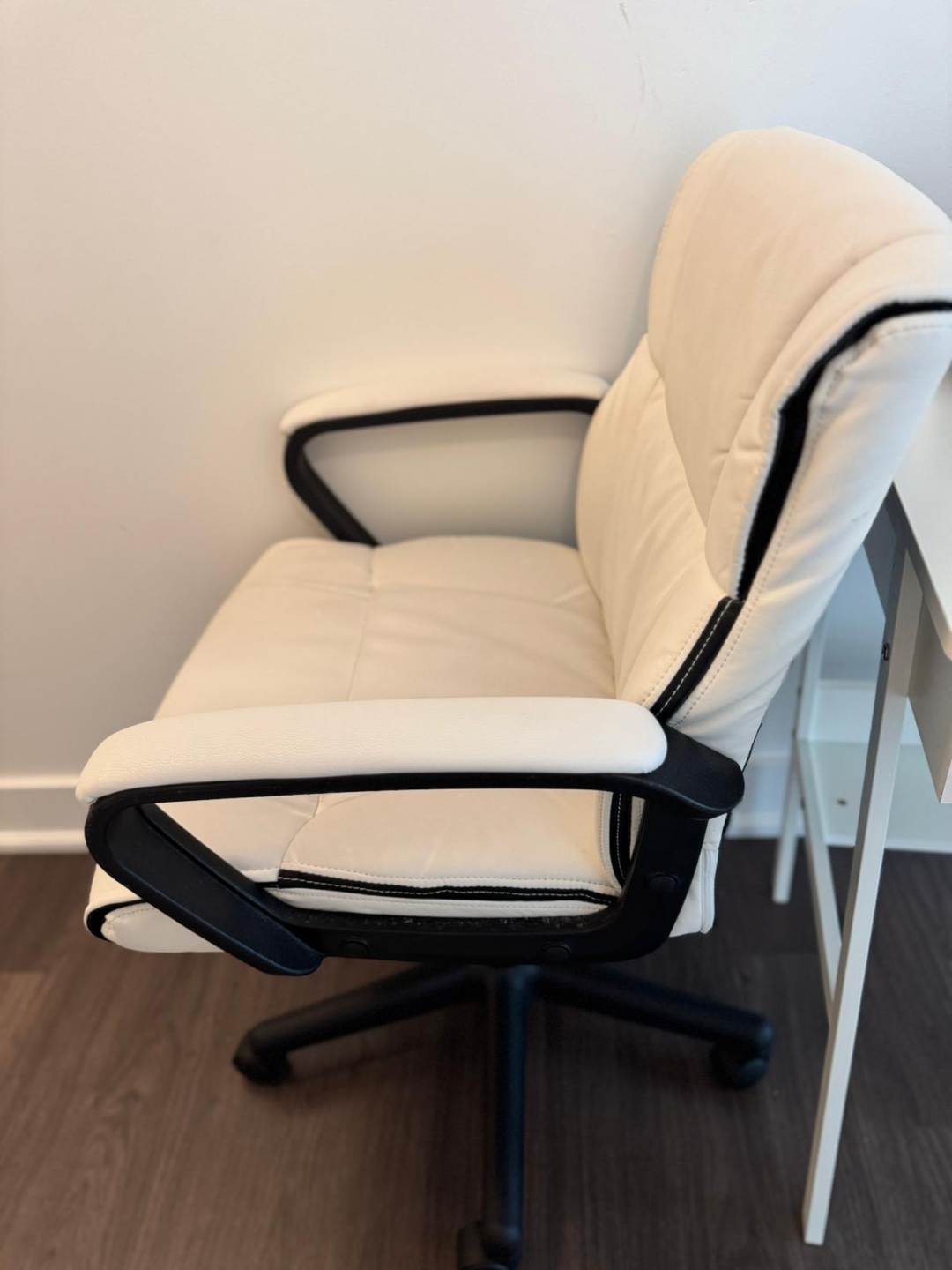 Classic leather padded computer desk chair with armrest - photo 2