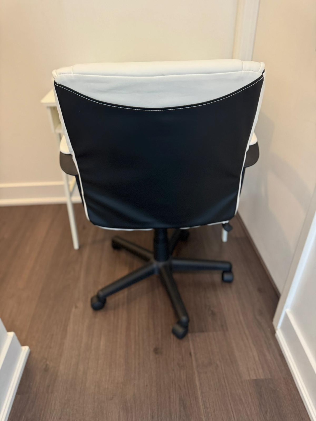 Classic leather padded computer desk chair with armrest - photo 3