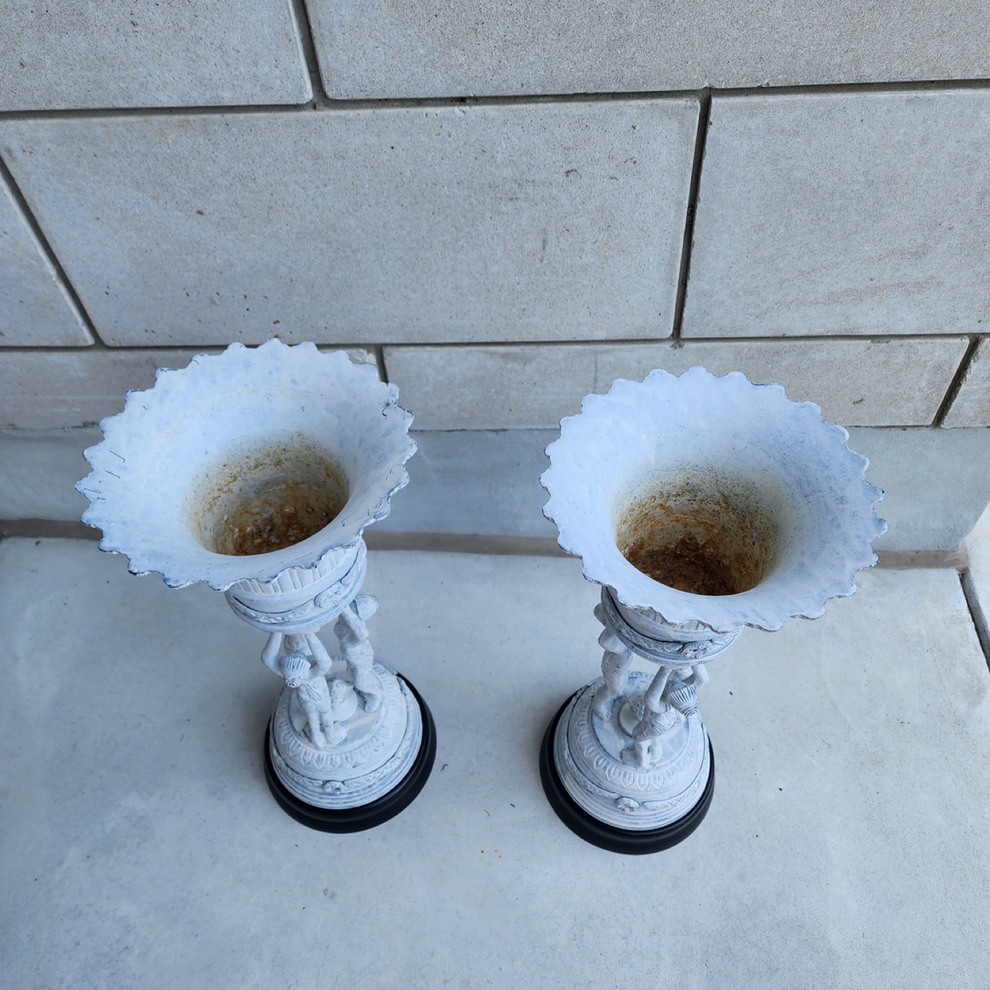 Pair of Decorative Garden planters - photo 4