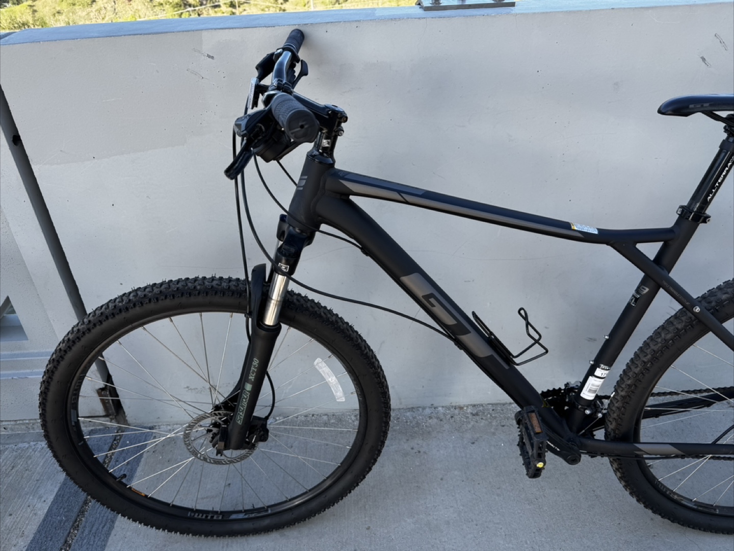 GT Avalanche Hardtail Mountain Bike XL - Black - photo 2