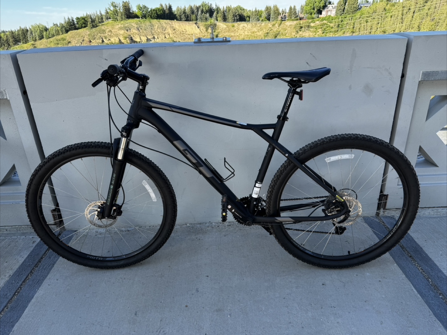 GT Avalanche Hardtail Mountain Bike XL - Black