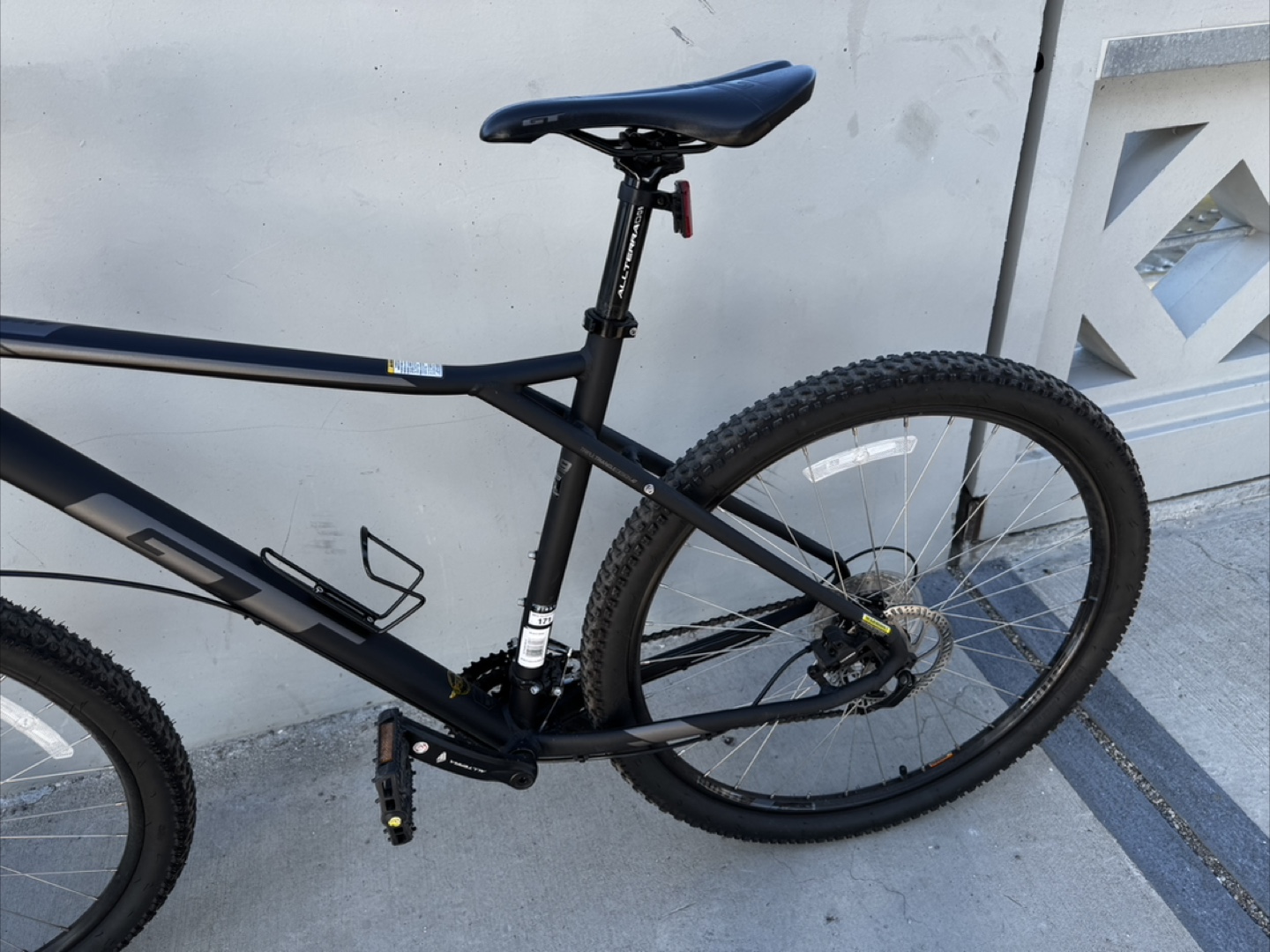 GT Avalanche Hardtail Mountain Bike XL - Black - photo 3