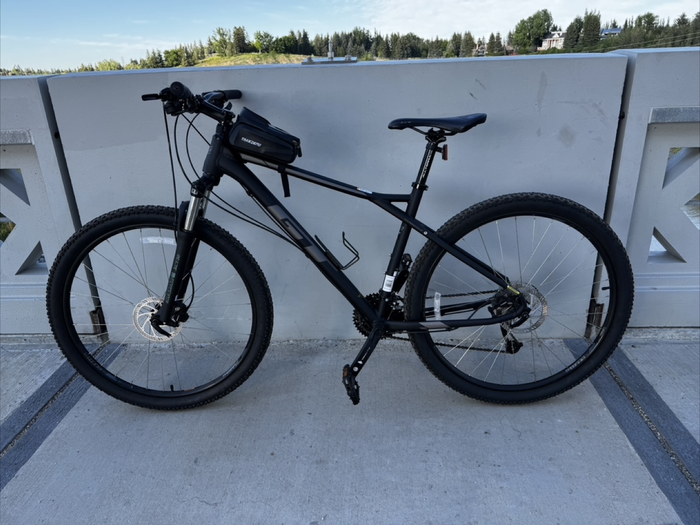 GT Avalanche Hardtail Mountain Bike XL - Black - photo 4
