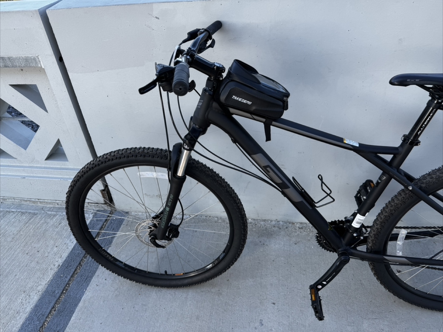 GT Avalanche Hardtail Mountain Bike XL - Black - photo 5