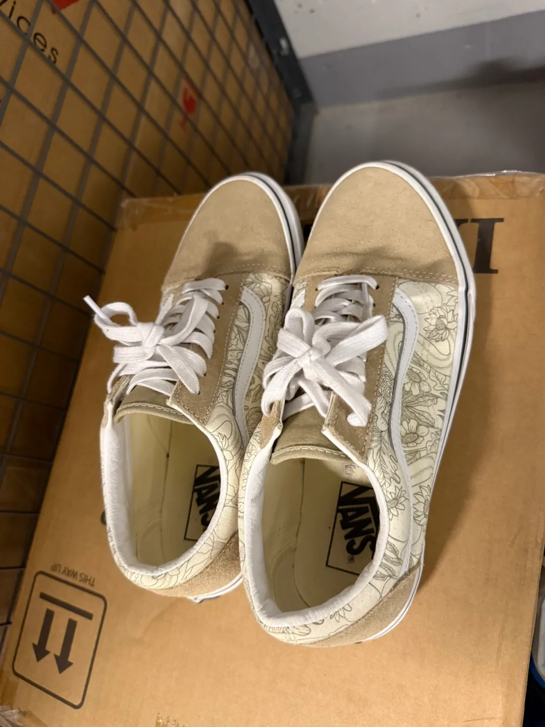 Shoes & ice skates - Variety of Styles & Sizes image indicator(9)