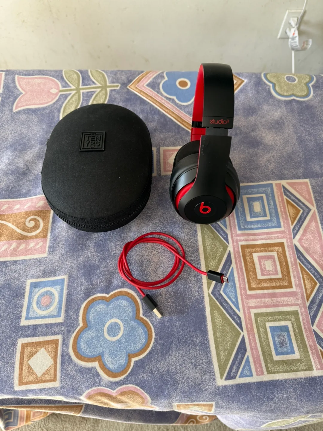 Beats Studio3 Wireless Headphones - Black/Red thumbnail