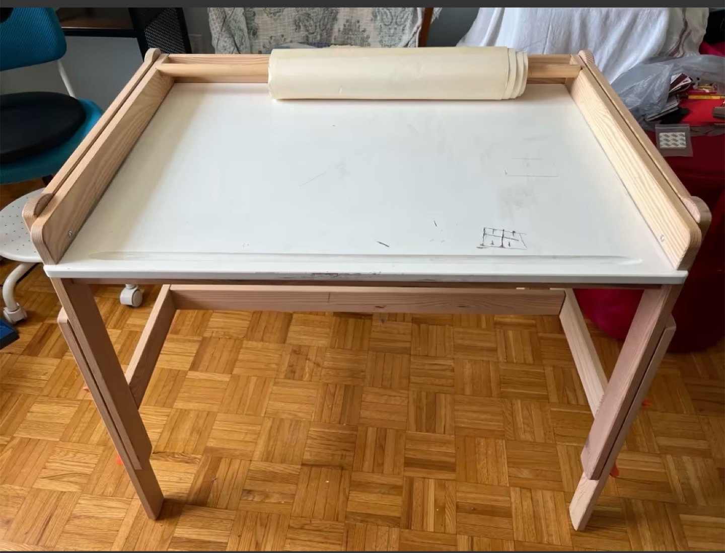 Height adjustable kids’ desk