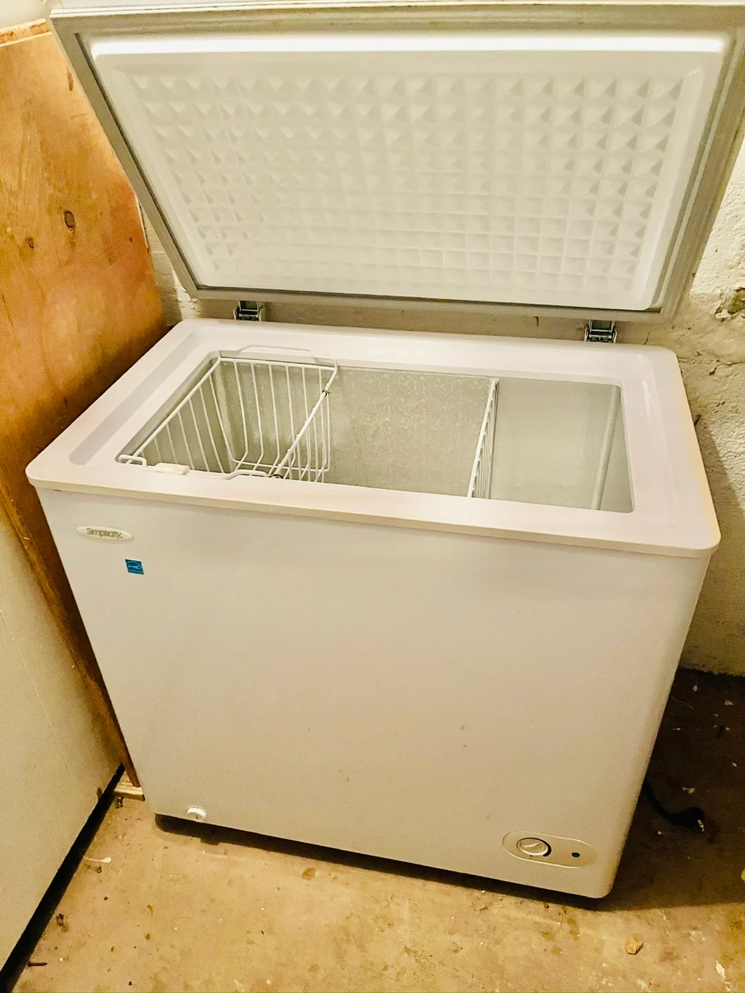 St.Leonard, PQ Pick up /White chest freezer thumbnail