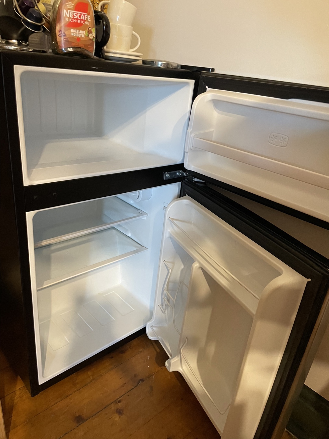 Whirlpool Mini Fridge - Compact and Clean! - photo 2