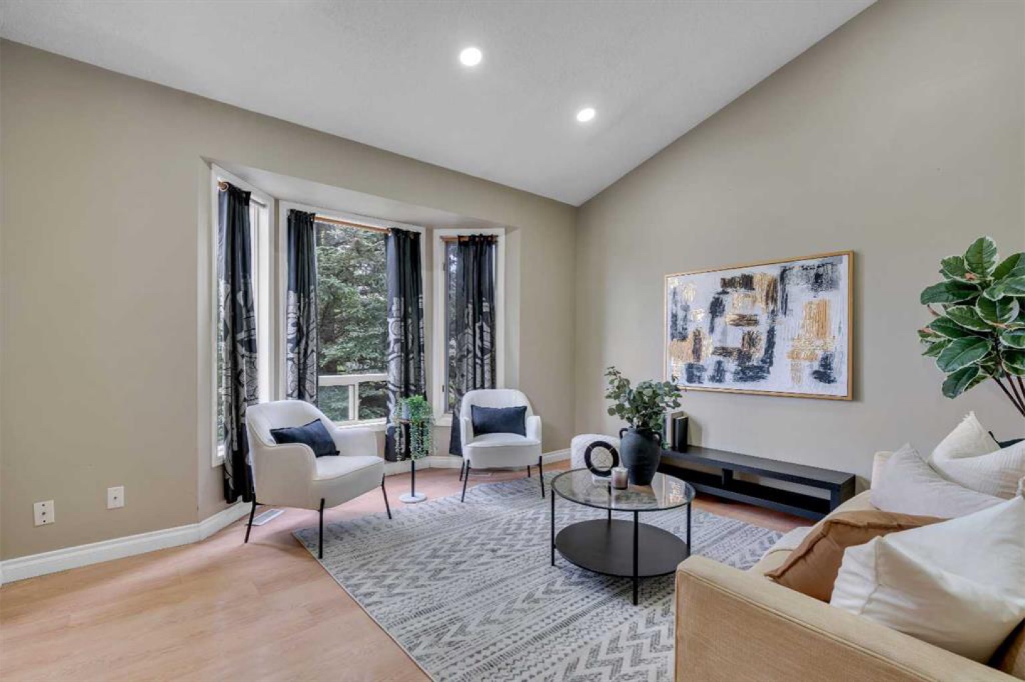 3 bed 1.5 Bath upper unit for rent - photo 2