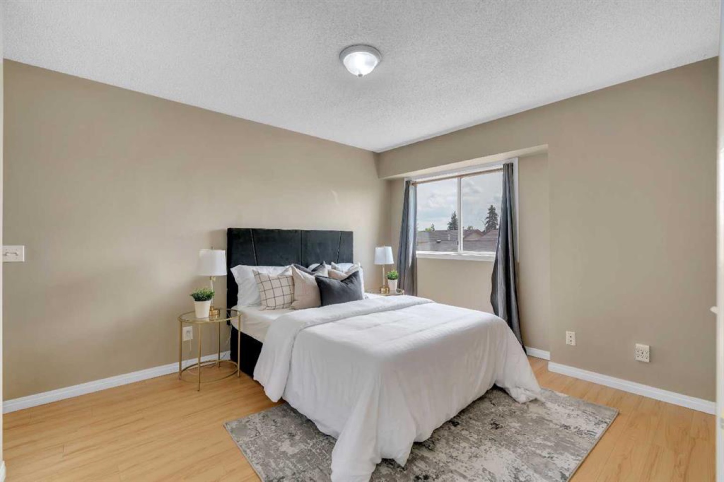 3 bed 1.5 Bath upper unit for rent - photo 5