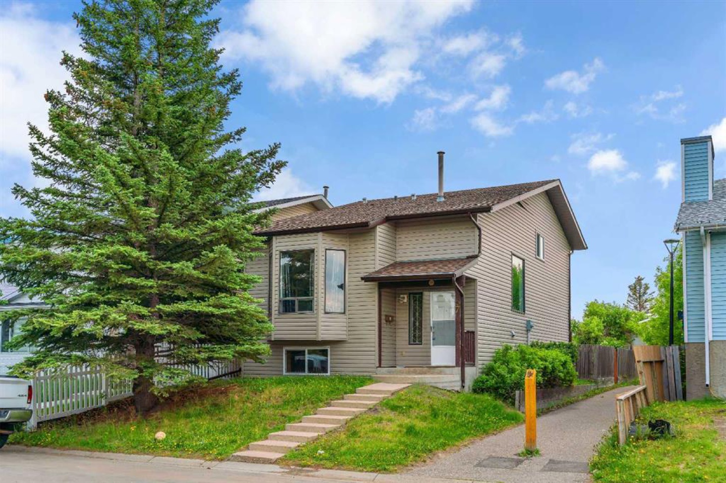 3 bed 1.5 Bath upper unit for rent