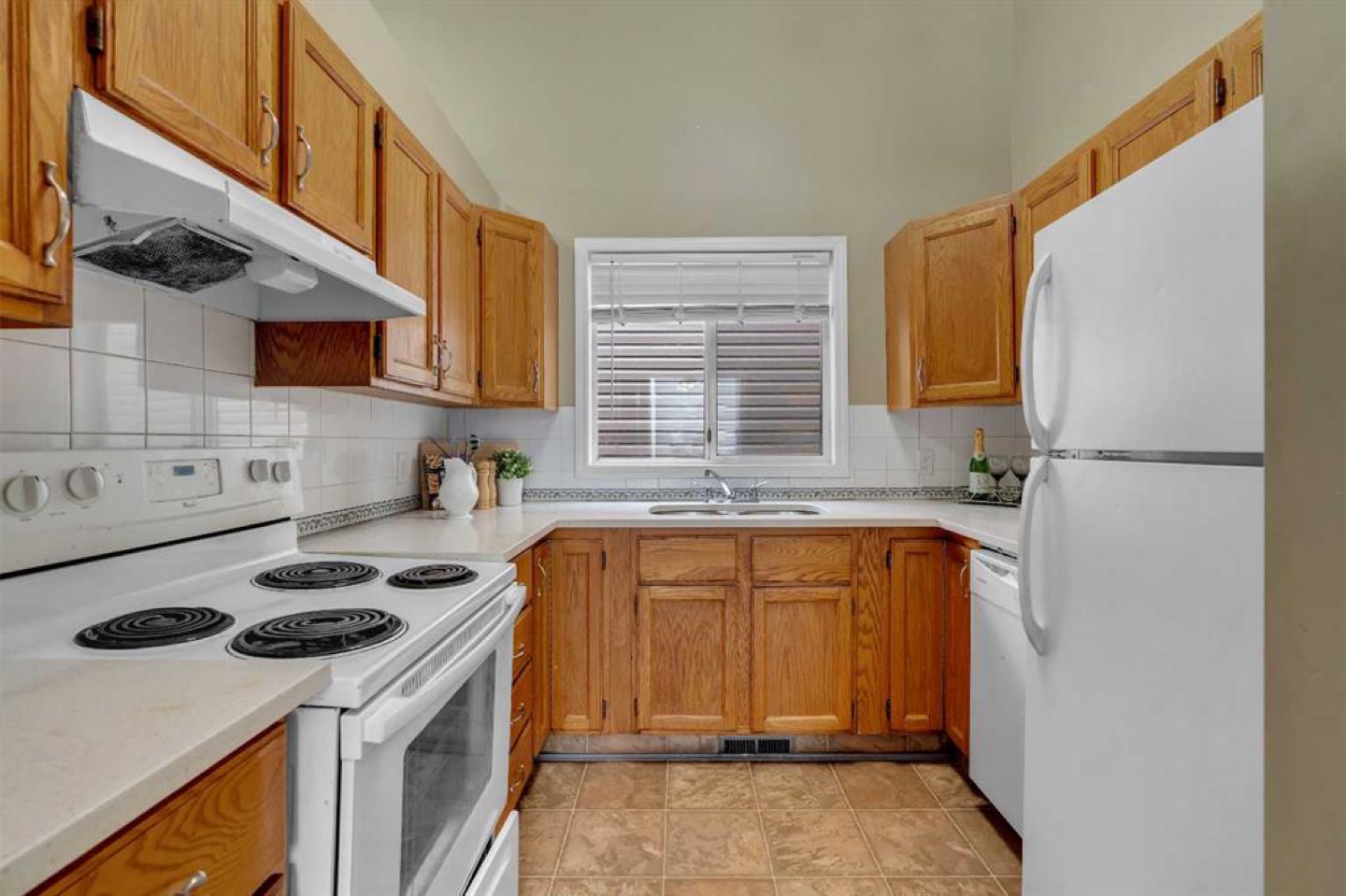 3 bed 1.5 Bath upper unit for rent - photo 3