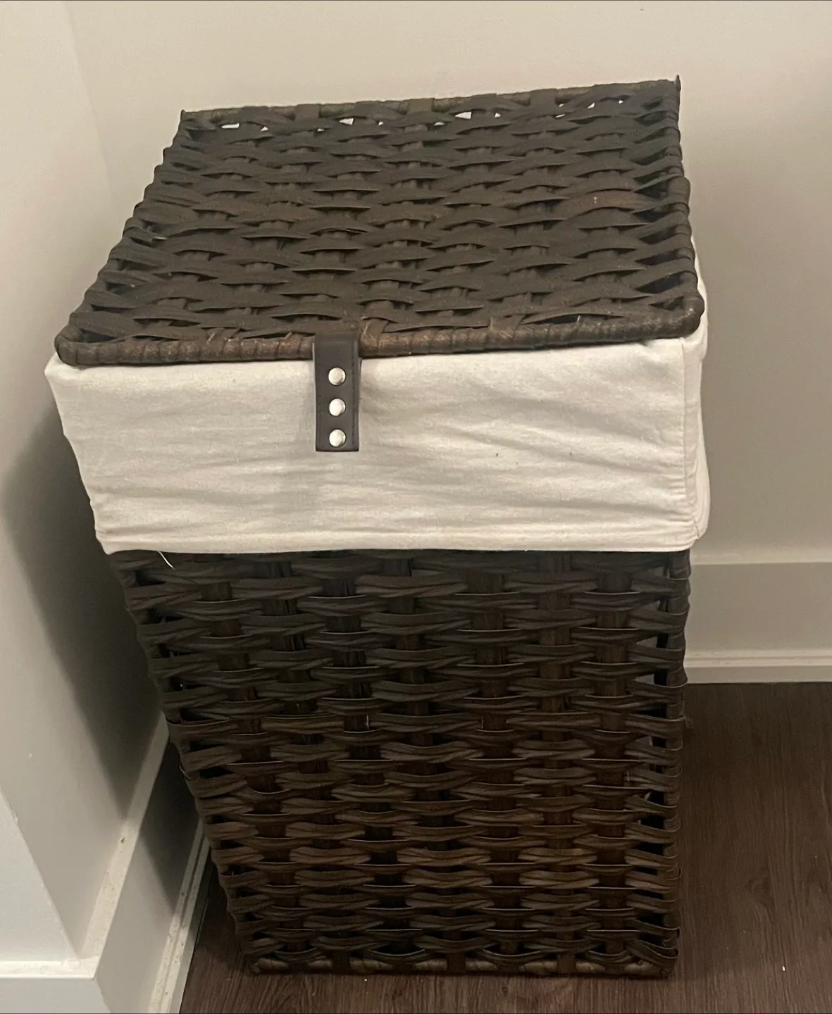 Brown Wicker Laundry Hamper with Lid thumbnail