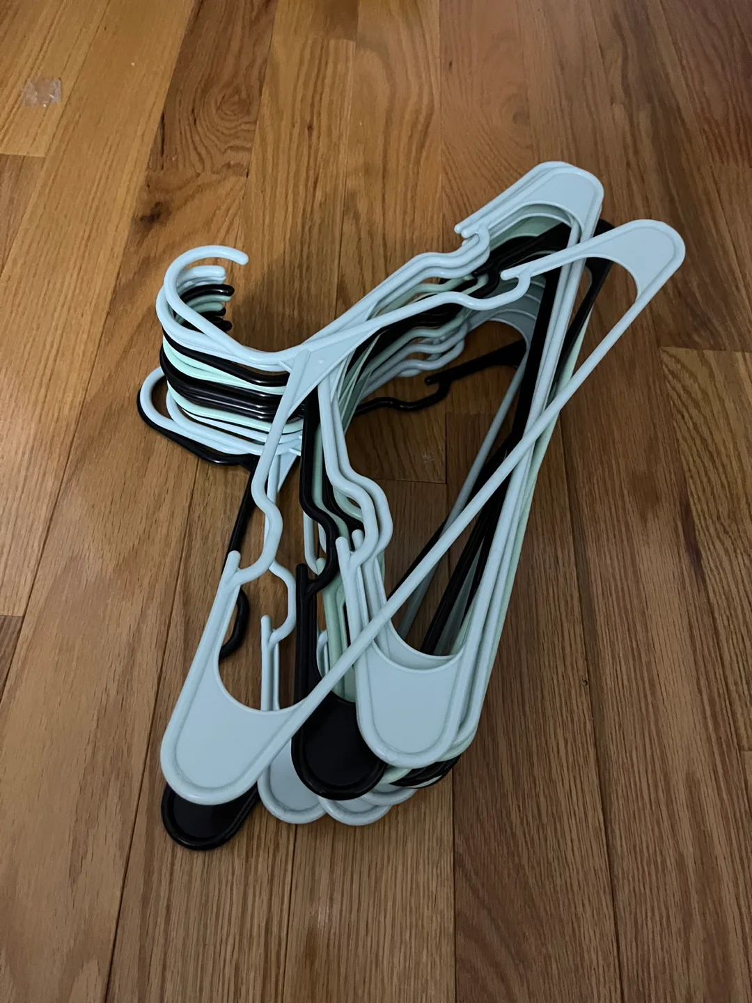 Clothes Hangers set(plastic 18, bottom 8, wood 5) thumbnail