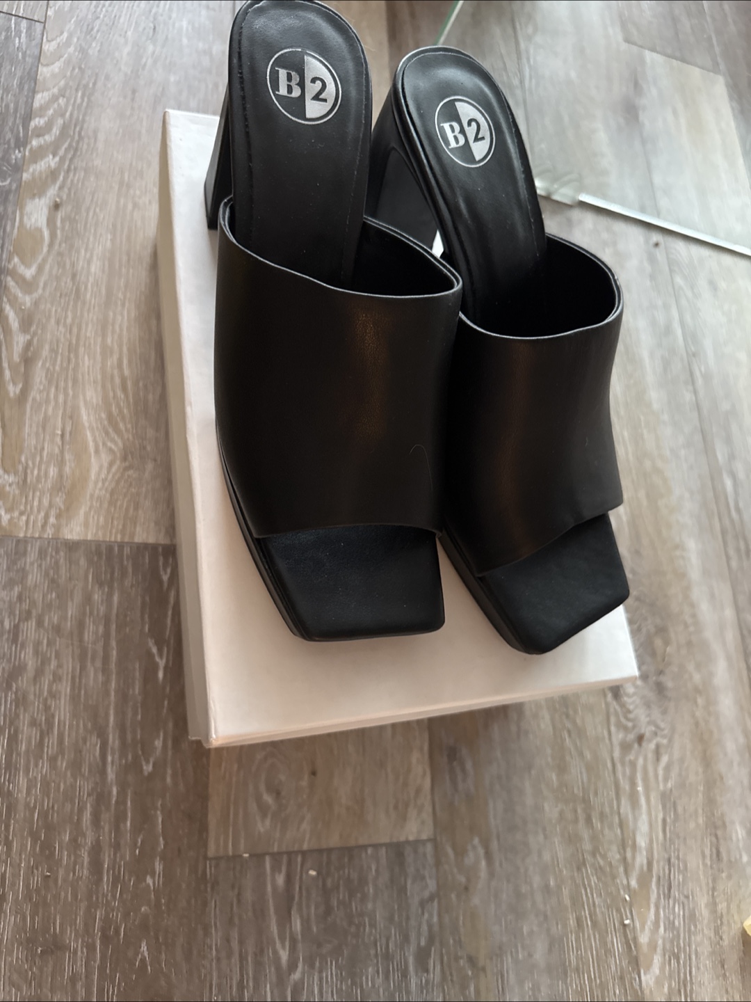 New in Box B2 Black Leather Heeled Mules sz 10 - photo 2