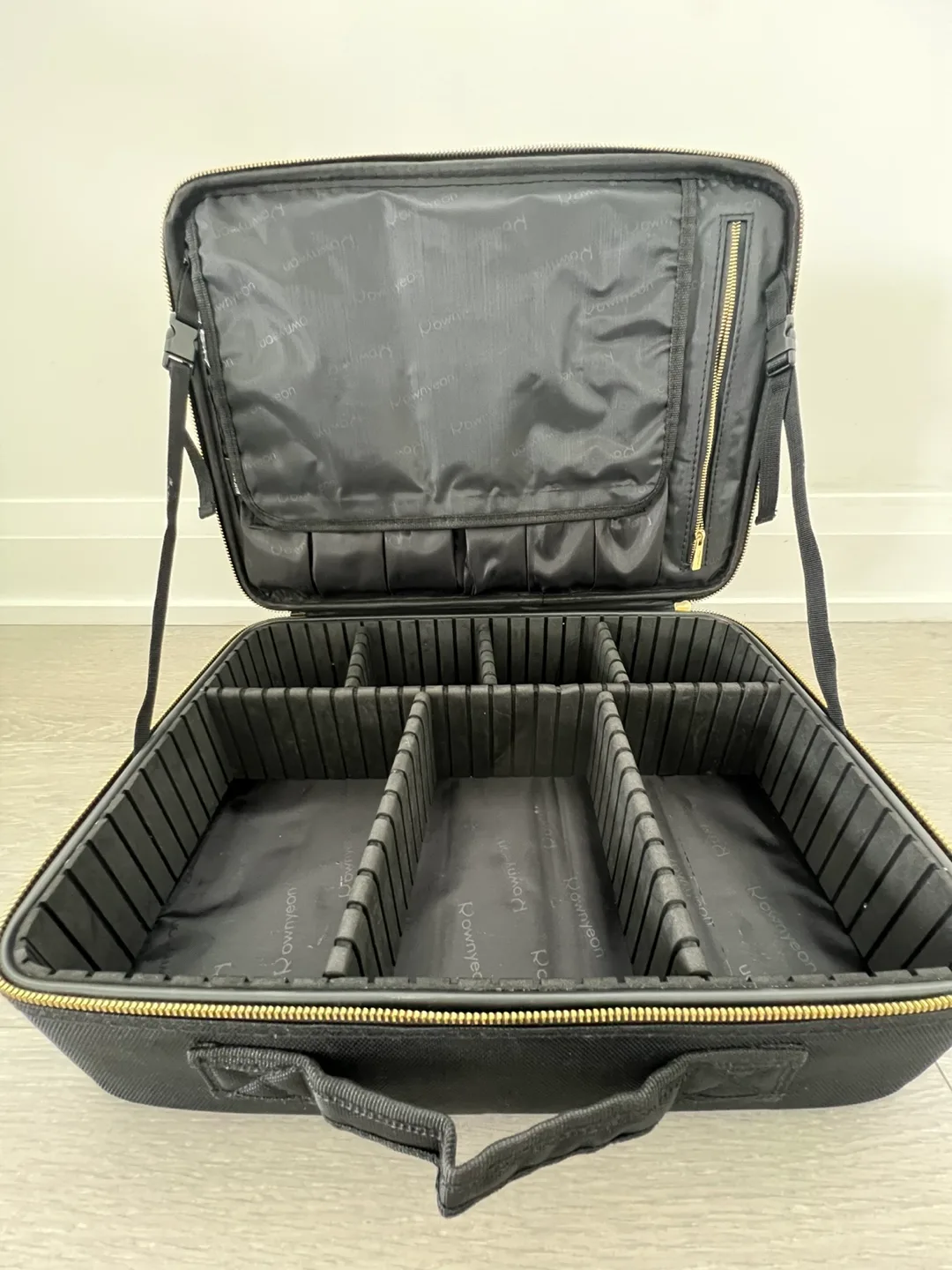 Dowayeon Black Makeup Train Case image indicator(2)