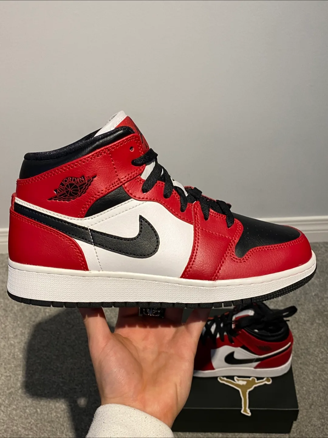 Air Jordan 1 Mid Chicago Black Toe thumbnail