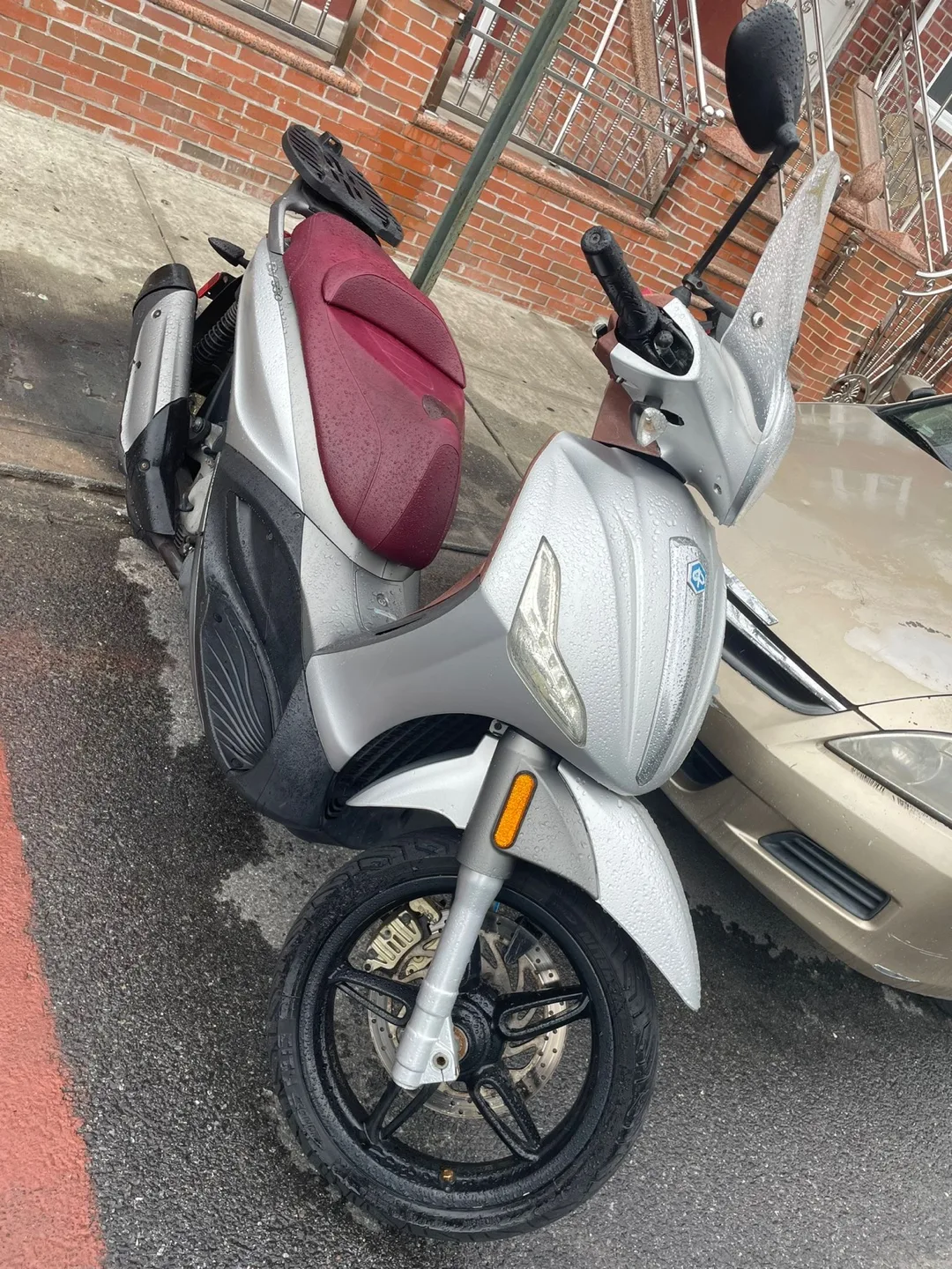 Piaggio Beverly 350 Scooter - Silver thumbnail
