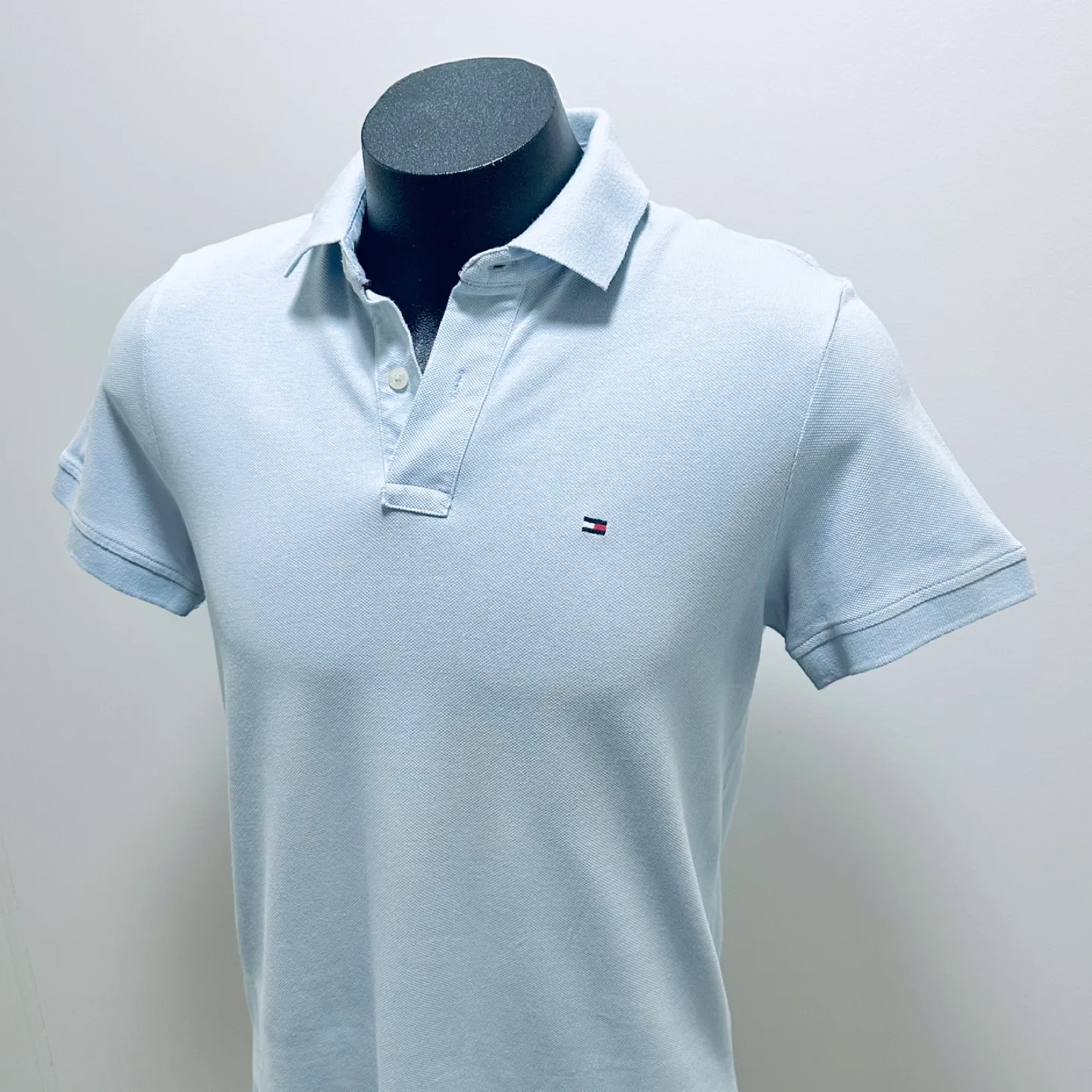 Men’s pale blue Tommy polo shirt (size Medium) thumbnail