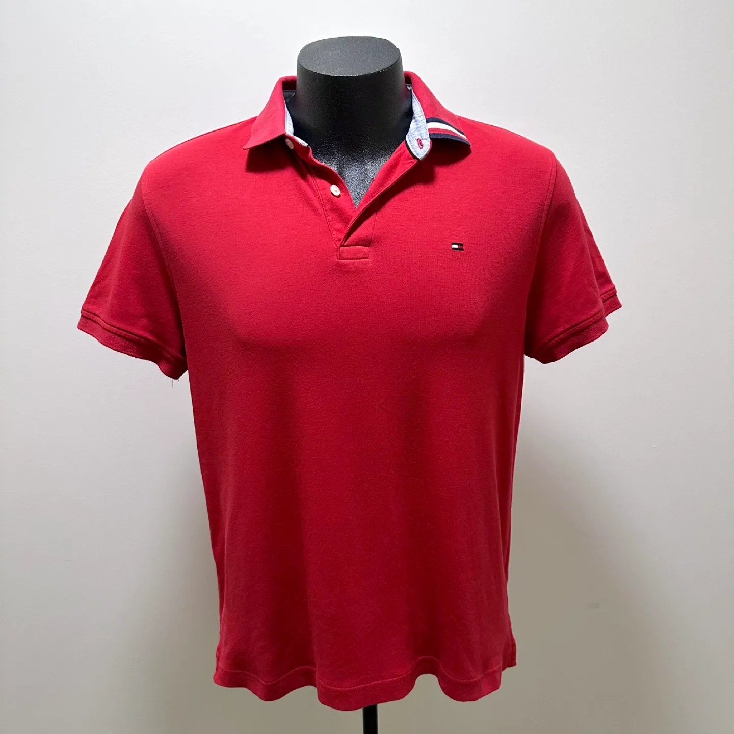 Men��’s red Tommy Hilfiger polo shirt (size medium) thumbnail