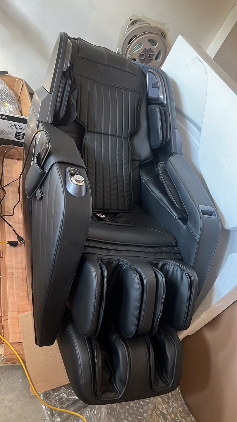 Insignia 3d zero gravity full body maasage Black Massage Chair