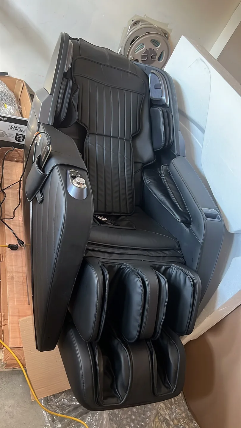 Insignia 3d zero gravity full body maasage Black Massage Chair thumbnail