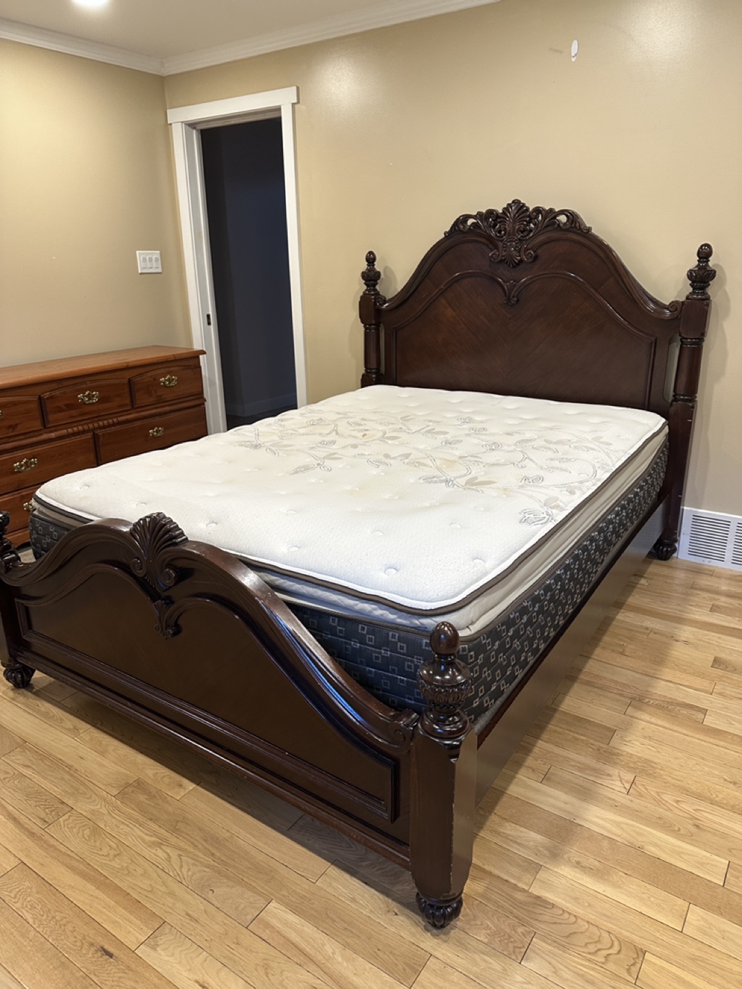 Carved European Wood Bed Set (CAN DELIVER) - photo 3
