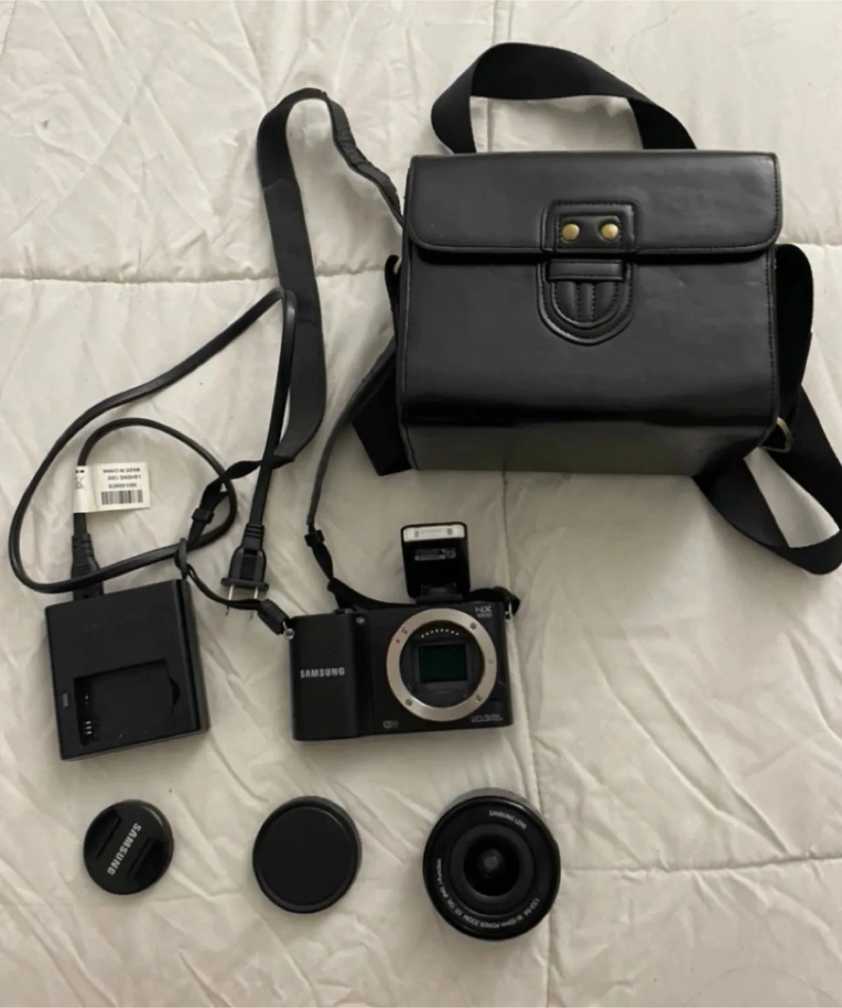 Samsung NX1000 Mirrorless Camera with 20-55mm lens + accessories image indicator(2)
