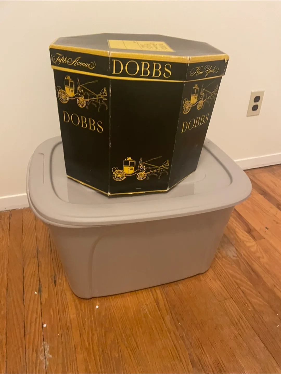 Dobbs Hat Box - Fifth Avenue, New York image indicator(2)