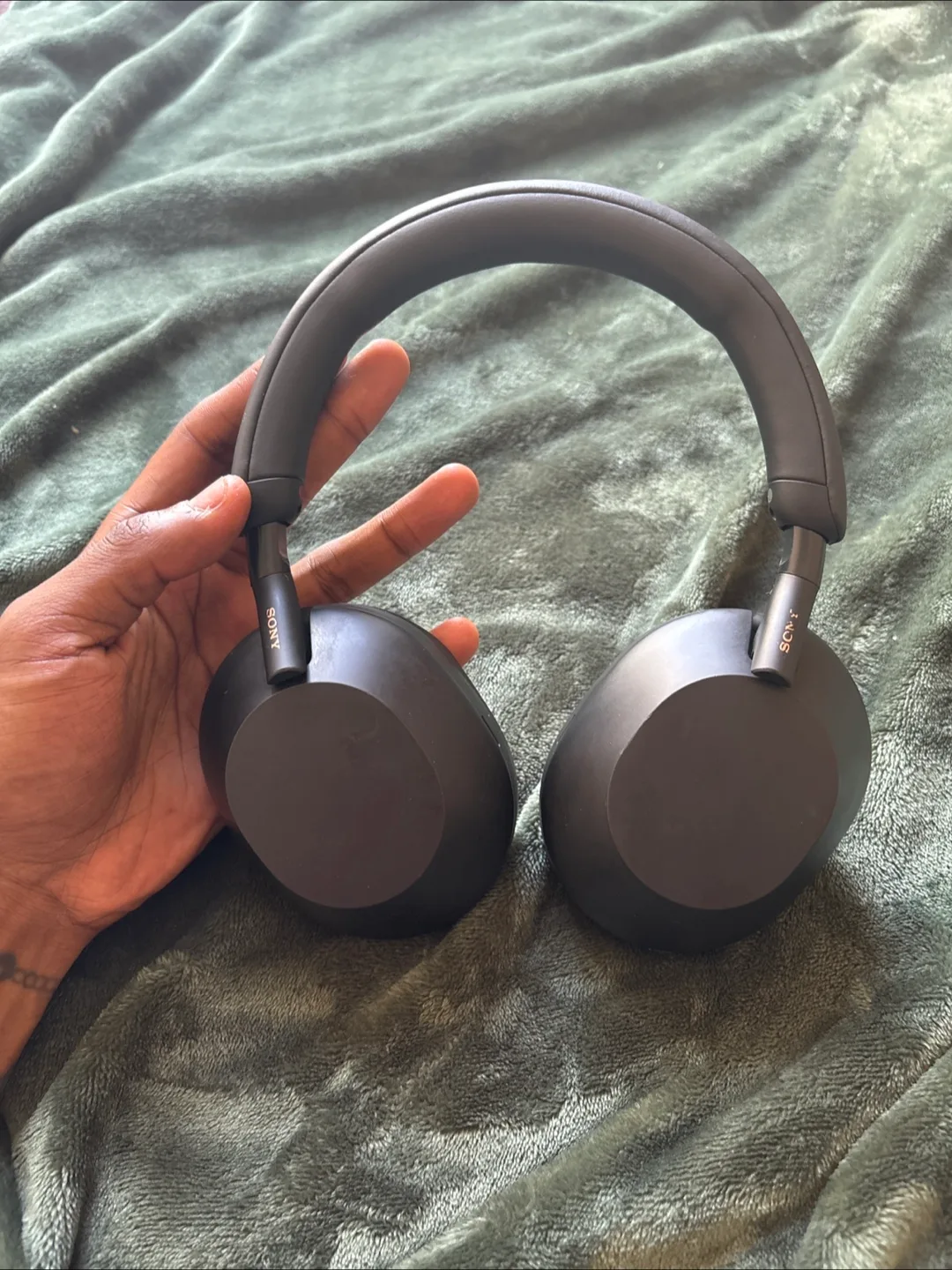 Sony WH-1000XM5 Wireless Noise Cancelling Headphones thumbnail