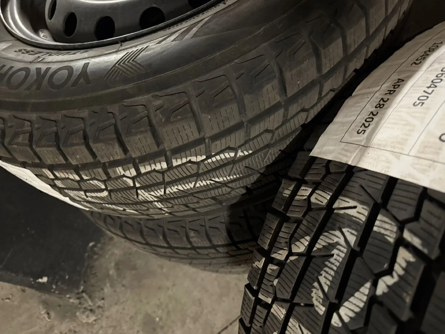 Yokohama Winter Tires 215/70R16 SET 4 image indicator(3)